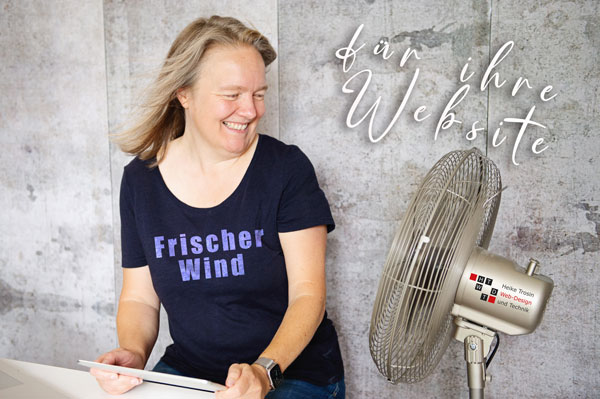 Foto: Web-Designerin Heike Trosin mit Ventilator - Schriftzug "Frischer Wind für ihre Website"